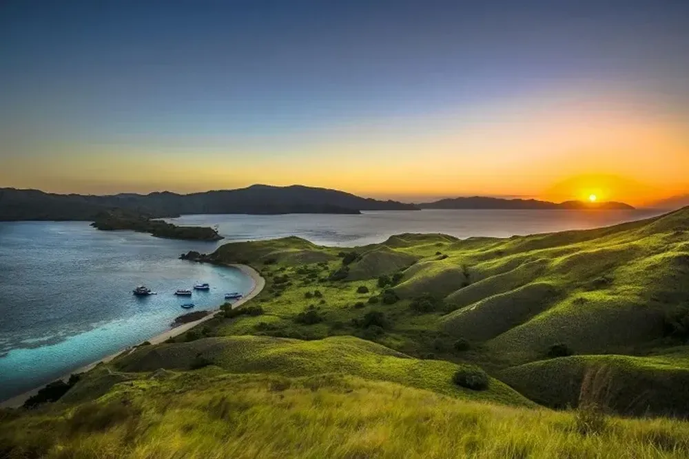 Gili Lawa Island Experience - Luxury Phinisi Komodo Charter 2026